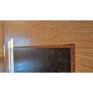 korková dilatace kolem dlažby a dřevěné podlahy