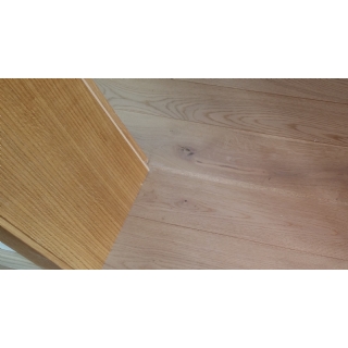 Korková dilatace na dřevěné podlaze
