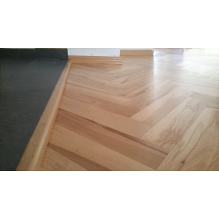Dokončený detail na dřevěné podlaze