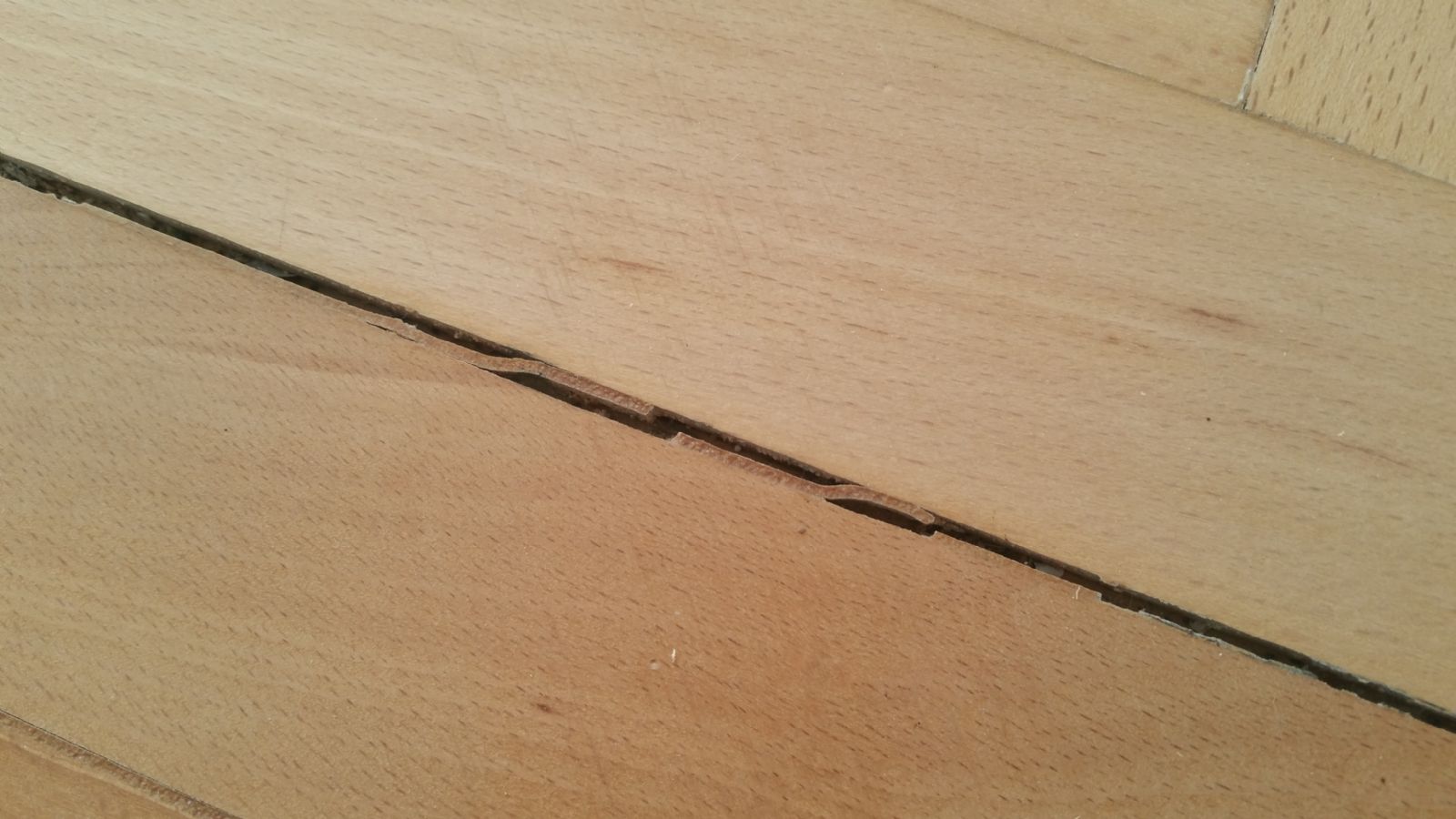 Čím vyplnit spáry v dřevěné podlaze?